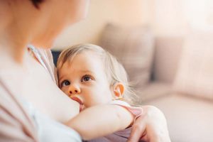 Làm sao cho trẻ cai sữa mẹ hiệu quả?