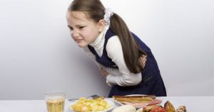 Các triệu chứng trẻ ngộ độc thực phẩm mẹ cần lưu ý