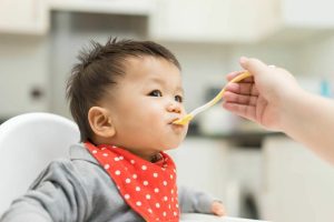 Trẻ bị đầy bụng có nên ăn sữa chua không?