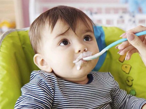 Khi trẻ bụng yếu có nên ăn sữa chua không?