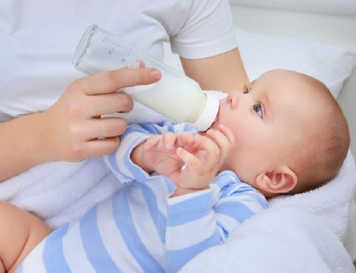 trẻ đi phân sống khi uống sữa công thức
