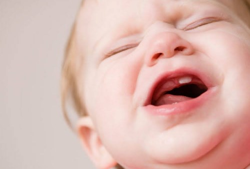 Trẻ đi tướt lẫy, mọc răng bao lâu thì khỏi?