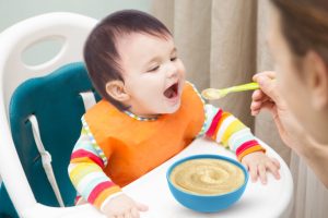 Vì sao trẻ đau bụng sau ăn? Mẹ khắc phục bằng cách nào?