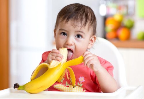 Khi trẻ tiêu chảy ăn chuối được không?