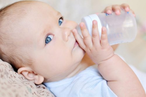 Nguyên nhân khiến bé uống sữa công thức đi tướt?