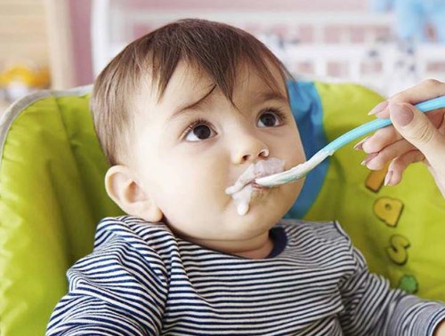 Khi trẻ rối loạn tiêu hóa ăn tôm được không?