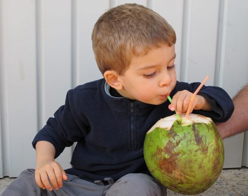 Trẻ tiêu chảy uống nước dừa được không?