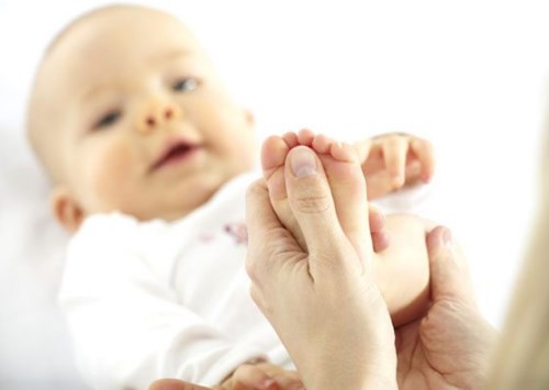 Mát xa trị táo bón cho trẻ sơ sinh có hiệu quả không?