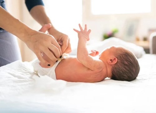 Táo bón sinh lý ở trẻ sơ sinh và những điều mẹ cần biết
