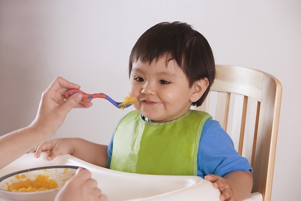 Phụ huynh nên cho trẻ ăn mặn khi nào?