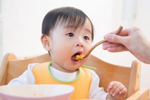 Phụ huynh nên cho trẻ ăn mặn khi nào?