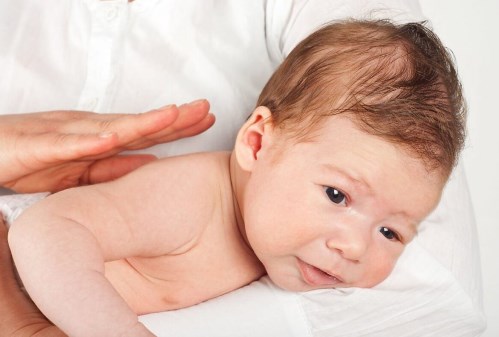 Mách mẹ các mẹo chống trớ cho trẻ sơ sinh an toàn và hiệu quả