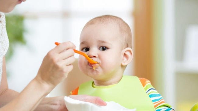 Trẻ 6 tháng ngày ăn mấy bữa là hợp lý nhất?