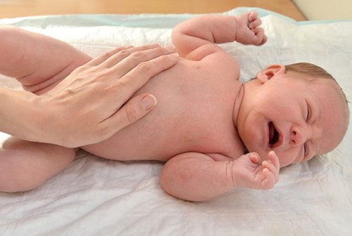 Nhận biết trẻ sơ sinh bị táo bón sinh lý? Cách cải thiện?