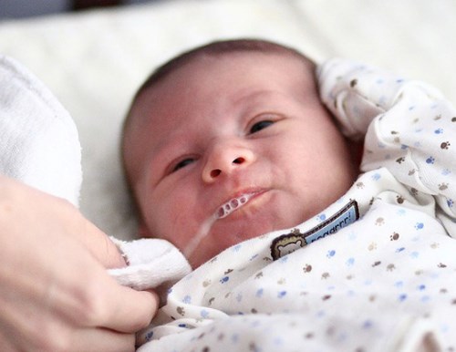 Chữa trớ cho trẻ sơ sinh bằng cách nào an toàn và hiệu quả?