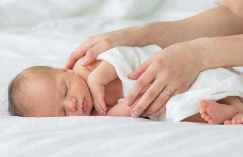 Chữa trớ cho trẻ sơ sinh bằng cách nào an toàn và hiệu quả?
