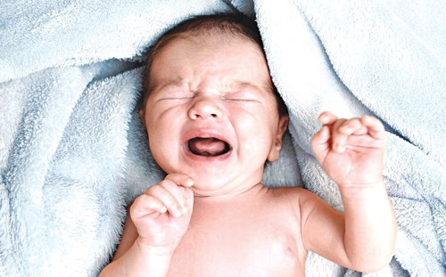 Dấu hiệu dễ nhận biết khi trẻ sơ sinh đau bụng quấy khóc