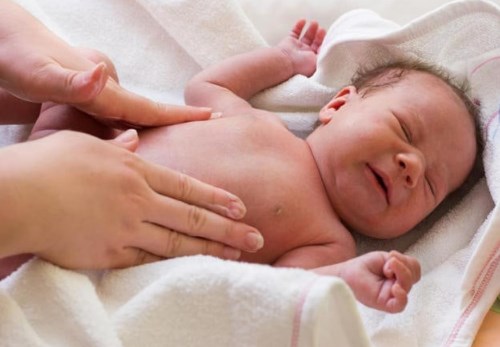 Trẻ sơ sinh đau bụng có sao không? Phương pháp chăm sóc đúng cách tại nhà