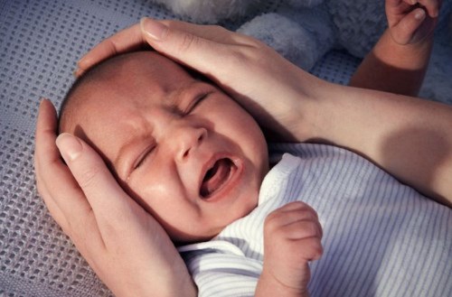 Trẻ sơ sinh đau bụng đêm nguyên nhân do đâu?