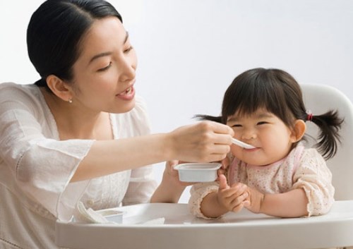 Cho trẻ ăn nhiều sữa chua giảm tiêu chảy có tốt không?