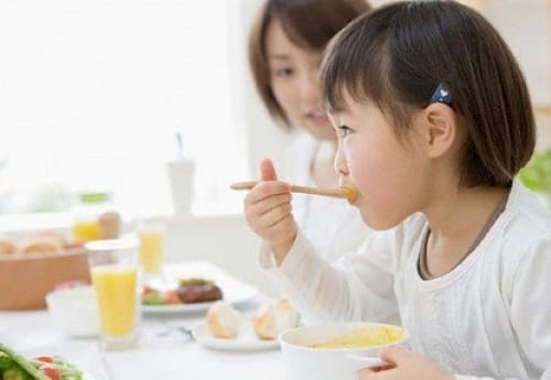 Mách mẹ mẹo hay cực đơn giản giúp trị trẻ lười ăn cơm