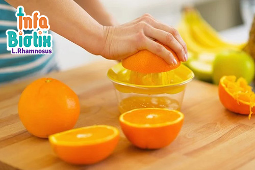 Trẻ bị táo bón có nên uống nước cam không?