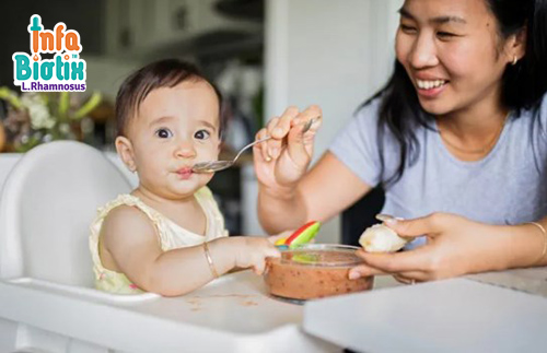 Thời điểm thích hợp để bắt đầu cho bé ăn cơm?