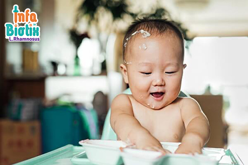 Trẻ 16 tháng ăn cơm được chưa? Nên cho bé ăn gì tốt?